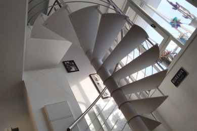 Aménagement d'un escalier sans contremarche hélicoïdal contemporain de taille moyenne avec des marches en métal et un garde-corps en métal.