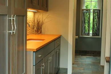 Example of a classic laundry room design in Chicago