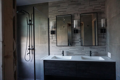 Example of a trendy bathroom design in New York