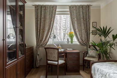 Пример оригинального дизайна: гостиная комната в классическом стиле с бежевыми стенами, паркетным полом среднего тона и зоной отдыха