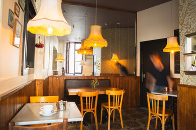Réalisation d'une salle à manger vintage de taille moyenne avec un sol en carrelage de céramique et du papier peint.