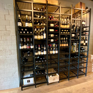 Weinregal Ferrum aus pulverbeschichtetem Metall für Vinothek