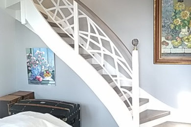 Cette image montre un escalier minimaliste.