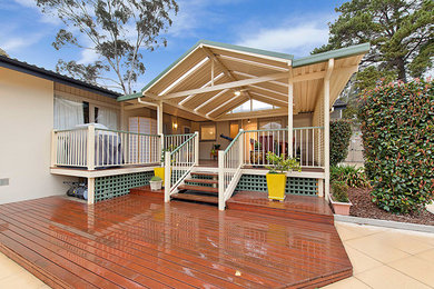 Traditional side yard patio in Canberra - Queanbeyan with decking and a roof extension.