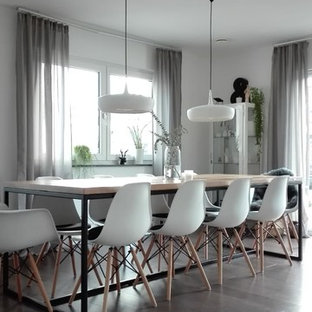 ミュンヘンの中サイズの北欧風 LDKの画像 (白い壁、暖炉なし、茶色い床)