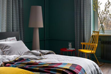 Свежая идея для дизайна: маленькая хозяйская спальня в современном стиле с зелеными стенами, темным паркетным полом, коричневым полом, балками на потолке и обоями на стенах без камина - отличное фото интерьера