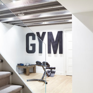 Ispirazione per una piccola palestra in casa contemporanea con pareti bianche, pavimento in laminato, pavimento bianco e travi a vista