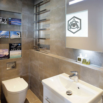 Seafront Apartment in Hove_Shower Room