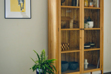 Ejemplo de cocina clásica pequeña con armarios tipo vitrina y puertas de armario de madera oscura