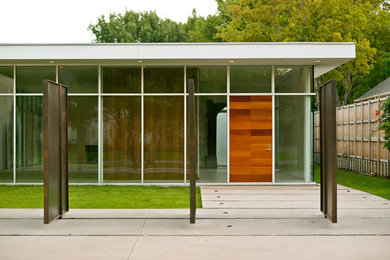 Minimalist entryway photo in Dallas