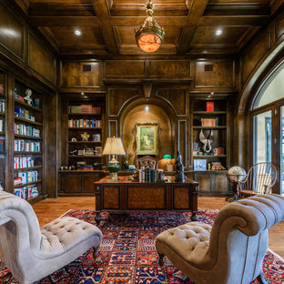 Immagine di un ampio ufficio classico con scrivania autoportante