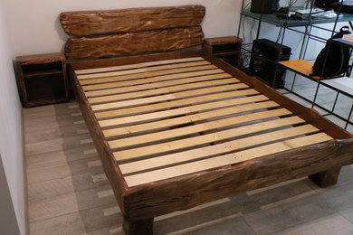 Пример оригинального дизайна: хозяйская спальня среднего размера в стиле рустика с белыми стенами, полом из ламината и бежевым полом без камина