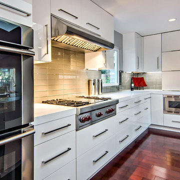 White High-Gloss Contemporary Kitchen