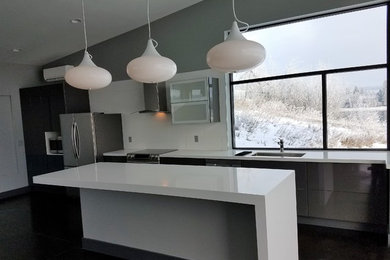 Kitchen - modern kitchen idea in Seattle