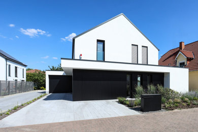 Geräumiges, Zweistöckiges Modernes Einfamilienhaus mit Metallfassade und weißer Fassadenfarbe in Frankfurt am Main