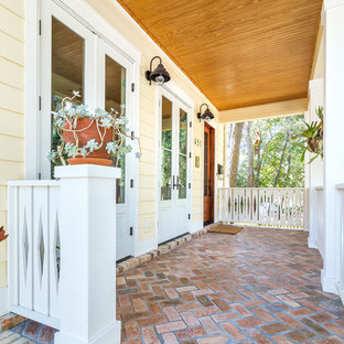 アトランタのトラディショナルスタイルのおしゃれな家の外観 (コンクリート繊維板サイディング、黄色い外壁) の写真