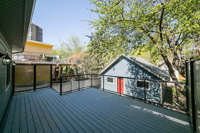 Inspiration for a mid-sized contemporary side yard deck remodel in Edmonton with no cover