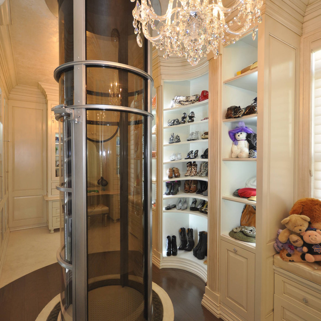 Wood Dressing Room with Pneumatic Vacuum Elevator
