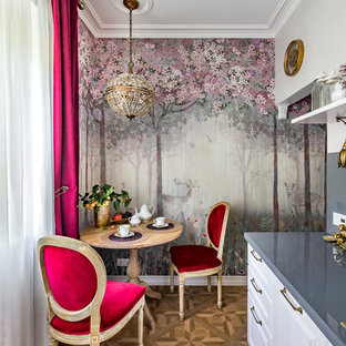 Выдающиеся фото от архитекторов и дизайнеров интерьера: маленькая отдельная, угловая кухня в стиле современная классика с одинарной раковиной, фасадами с утопленной филенкой, серыми фасадами, столешницей из акрилового камня, серым фартуком, черной техникой, полом из керамогранита, коричневым полом и серой столешницей без острова