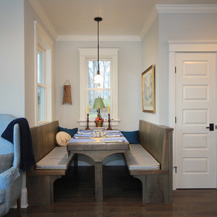 リッチモンドの中サイズのカントリー風 LDKの画像 (グレーの壁、濃色無垢フローリング、標準型暖炉、石材の暖炉まわり)