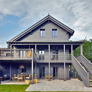 Drei- oder mehrstöckiges, Graues, Mittelgroßes Rustikales Einfamilienhaus mit Satteldach, Holzfassade und Schindeldach in Berlin