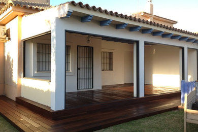 This is an example of a country verandah in Seville.