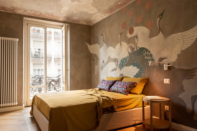 Foto de dormitorio principal, abovedado y beige rural grande con paredes verdes, suelo de madera clara y suelo marrón