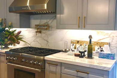 Kitchen - transitional kitchen idea in Los Angeles