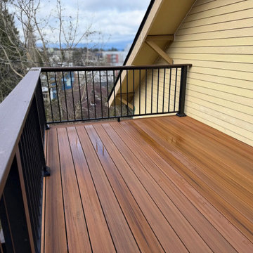 Deck with in-deck drainage system