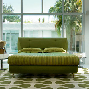 Modernes Schlafzimmer ohne Kamin mit grünem Boden in Miami