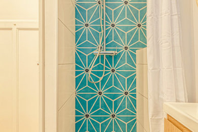 Cette image montre une salle de bain avec un carrelage bleu, des carreaux de céramique, une cabine de douche avec un rideau et meuble simple vasque.