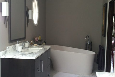 Example of a trendy bathroom design in New York