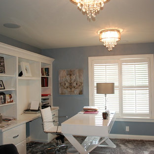 Foto di un ufficio chic di medie dimensioni con pareti blu, moquette, nessun camino e scrivania autoportante