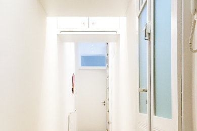 Mittelgroßer Moderner Flur mit weißer Wandfarbe, gebeiztem Holzboden und braunem Boden in Düsseldorf