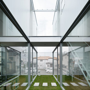 東京23区のモダンスタイルのおしゃれな中庭のテラス (日よけなし) の写真