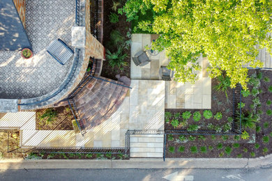 オースティンにある高級な中くらいなコンテンポラリースタイルのおしゃれな前庭 (天然石敷き) の写真