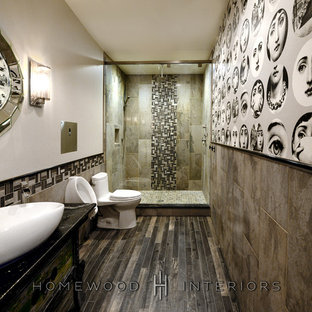 Ejemplo de cuarto de baño tradicional renovado con paredes grises, suelo de baldosas de porcelana, lavabo sobreencimera, encimera de mármol, suelo gris, armarios tipo mueble, puertas de armario con efecto envejecido, urinario, baldosas y/o azulejos beige y baldosas y/o azulejos de travertino