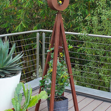 Akoris Garden Tuteur with Bird Cafe