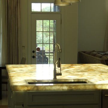 Kitchen island lit Onyx Countertop