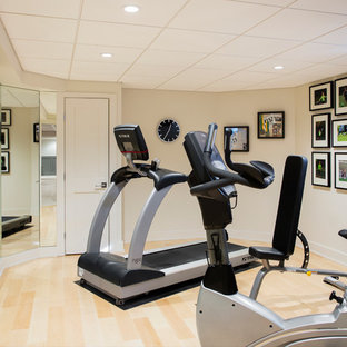 ボストンの中サイズのトランジショナルスタイルのおしゃれなトレーニングルーム (ベージュの壁、淡色無垢フローリング、黄色い床) の写真