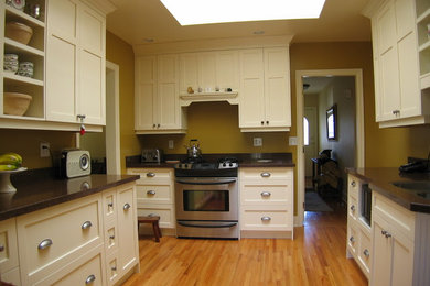 Example of an arts and crafts kitchen design in Vancouver