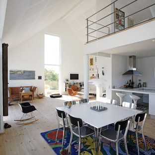 オールボーの広いコンテンポラリースタイルのLDKの画像 (白い壁、淡色無垢フローリング)