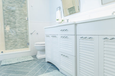 Example of a transitional bathroom design in New York