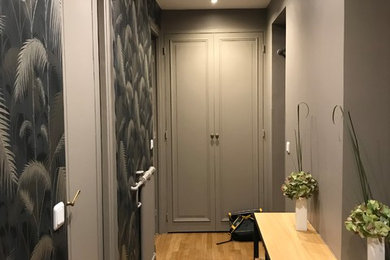 Aménagement d'un couloir éclectique de taille moyenne avec un mur violet, parquet clair et un sol marron.