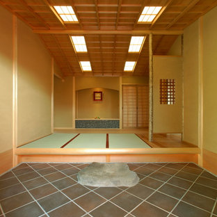 Foto di un ingresso o corridoio etnico con pavimento in tatami