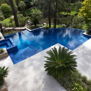 シドニーの中サイズのオーダーメイドコンテンポラリースタイルのおしゃれなインフィニティプールの写真