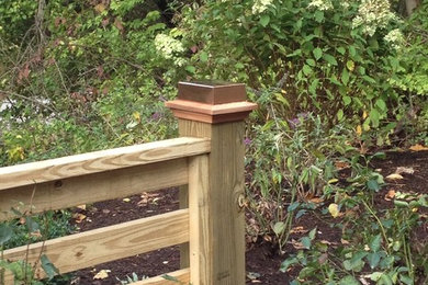 Inspiration for a rustic landscaping in Cleveland.