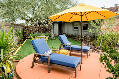Example of a mid-century modern home design design in Phoenix