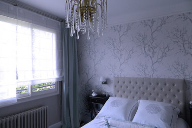 Cette photo montre une chambre romantique de taille moyenne avec un mur beige, aucune cheminée et un sol beige.