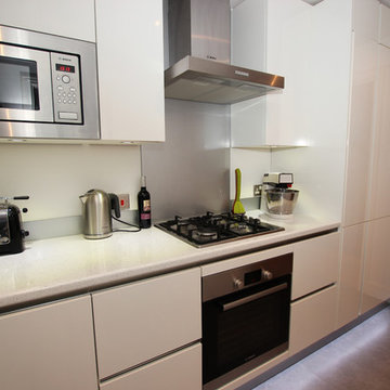 White gloss handleless kitchen